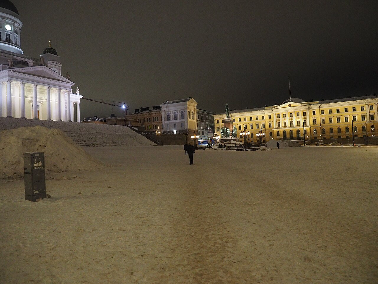 Praça do Senado e Catedral de Helsinque cobertas de neve