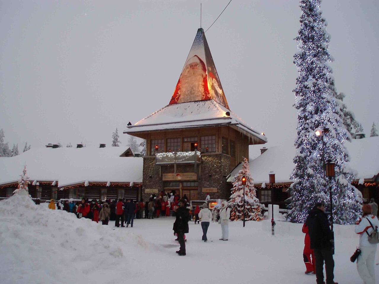 Vila do Papai Noel em Rovaniemi coberta de neve