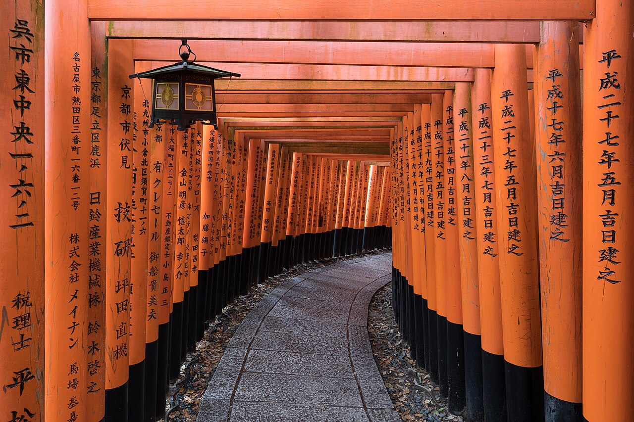 Corredor de torii vermelhos do Fushimi Inari Taisha, Kyoto