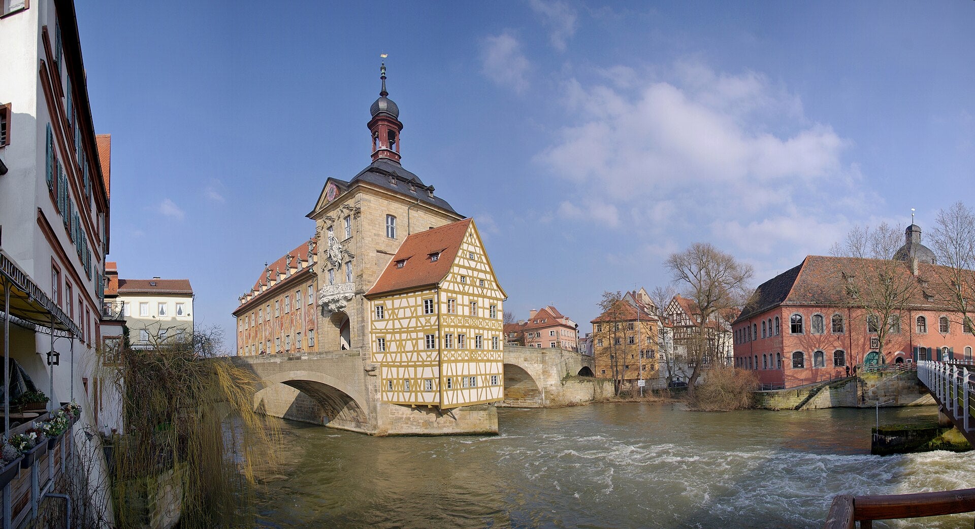 Antiga prefeitura de Bamberg sobre a ponte, à beira do rio